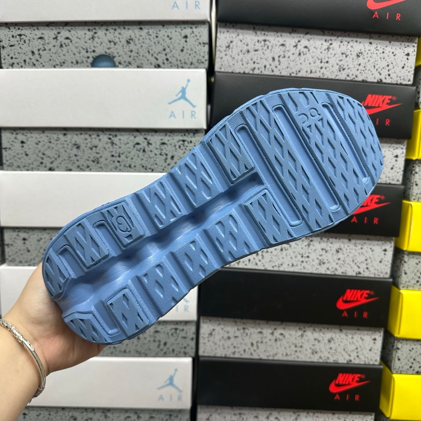 Cloudtilt Loewe Blue