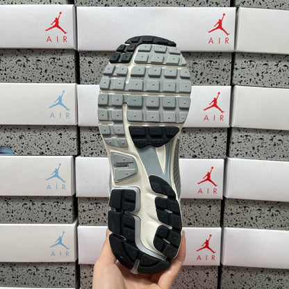 Vomero 5 Metallic Silver