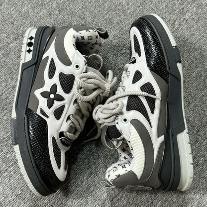 Skate Black and White
