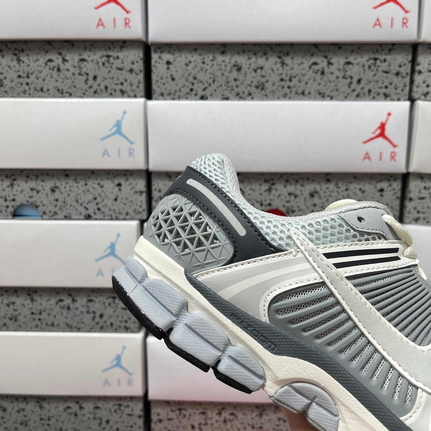 Vomero 5 Metallic Silver