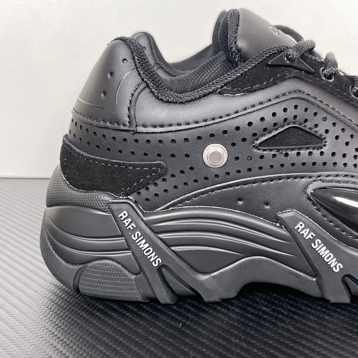 Cylon-21 All Black