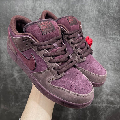 Dunk SB City of Love in the Burgundy Crush