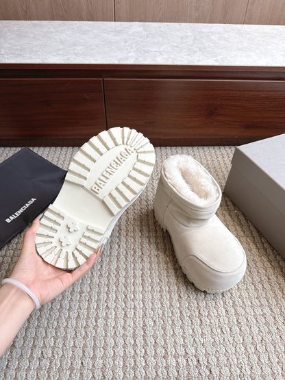 BLG Alaska Suede Boots White