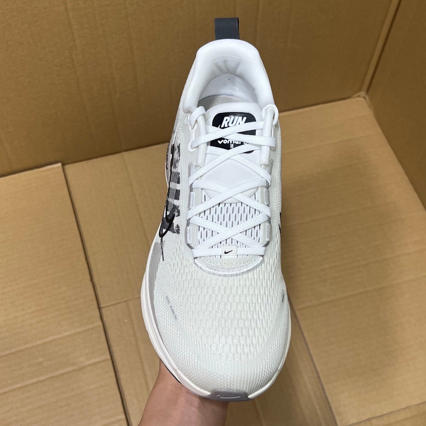 Vomero 18 Black/White