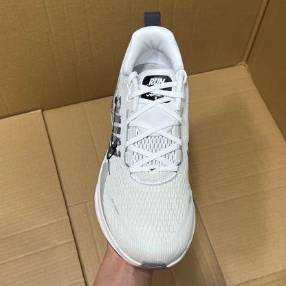 Vomero 18 Black/White