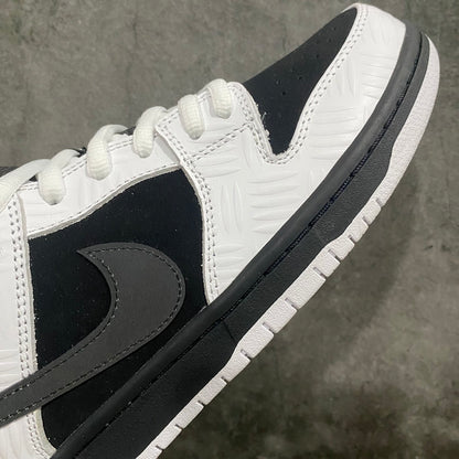 Dunk SB TIGHTBOOTH