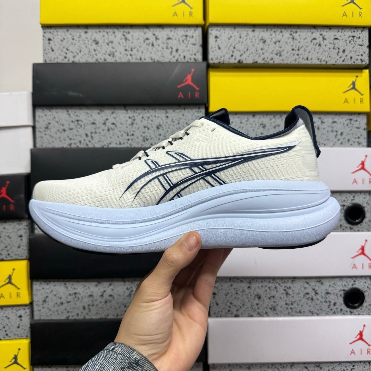 GEL-NIMBUS 28 Grey/White