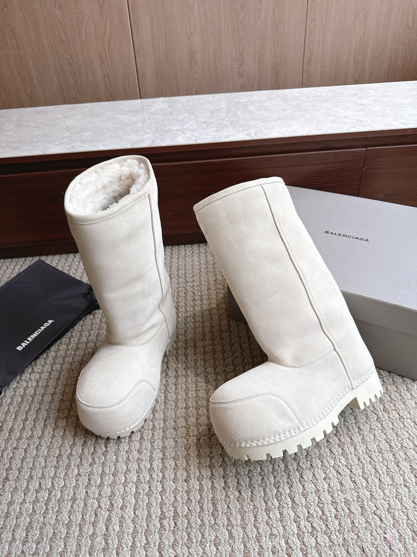 BLG Alaska fur suede boots White