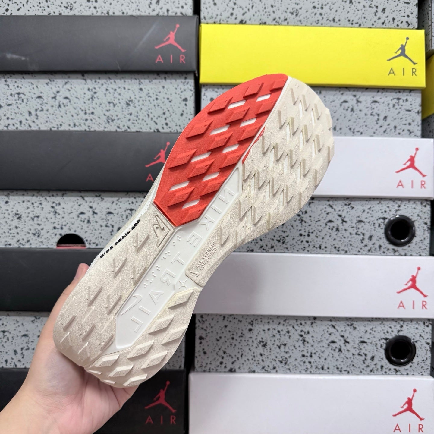 Pegasus Trail 5 Phantom/Picante Red