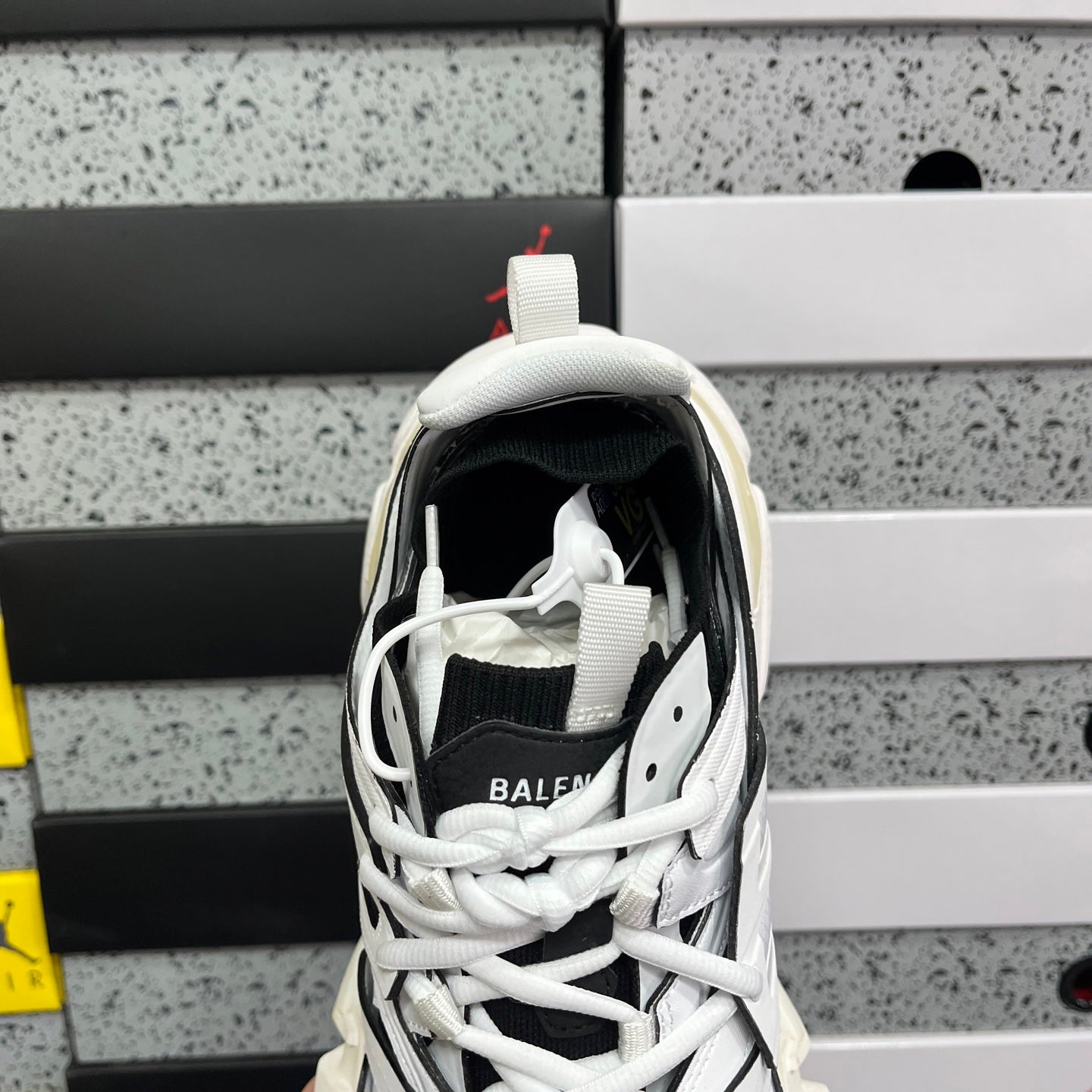 BLG Track Black White