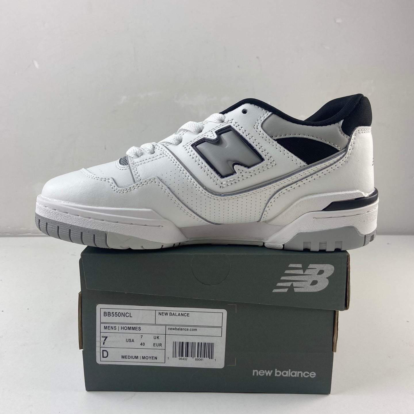 550 White Concrete Black