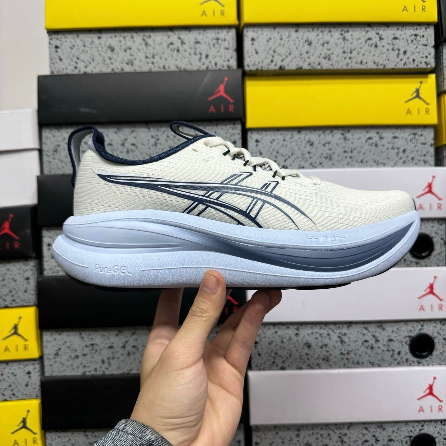 GEL-NIMBUS 28 Grey/White