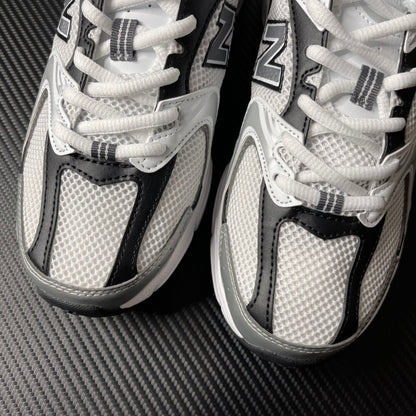 530 White and Black