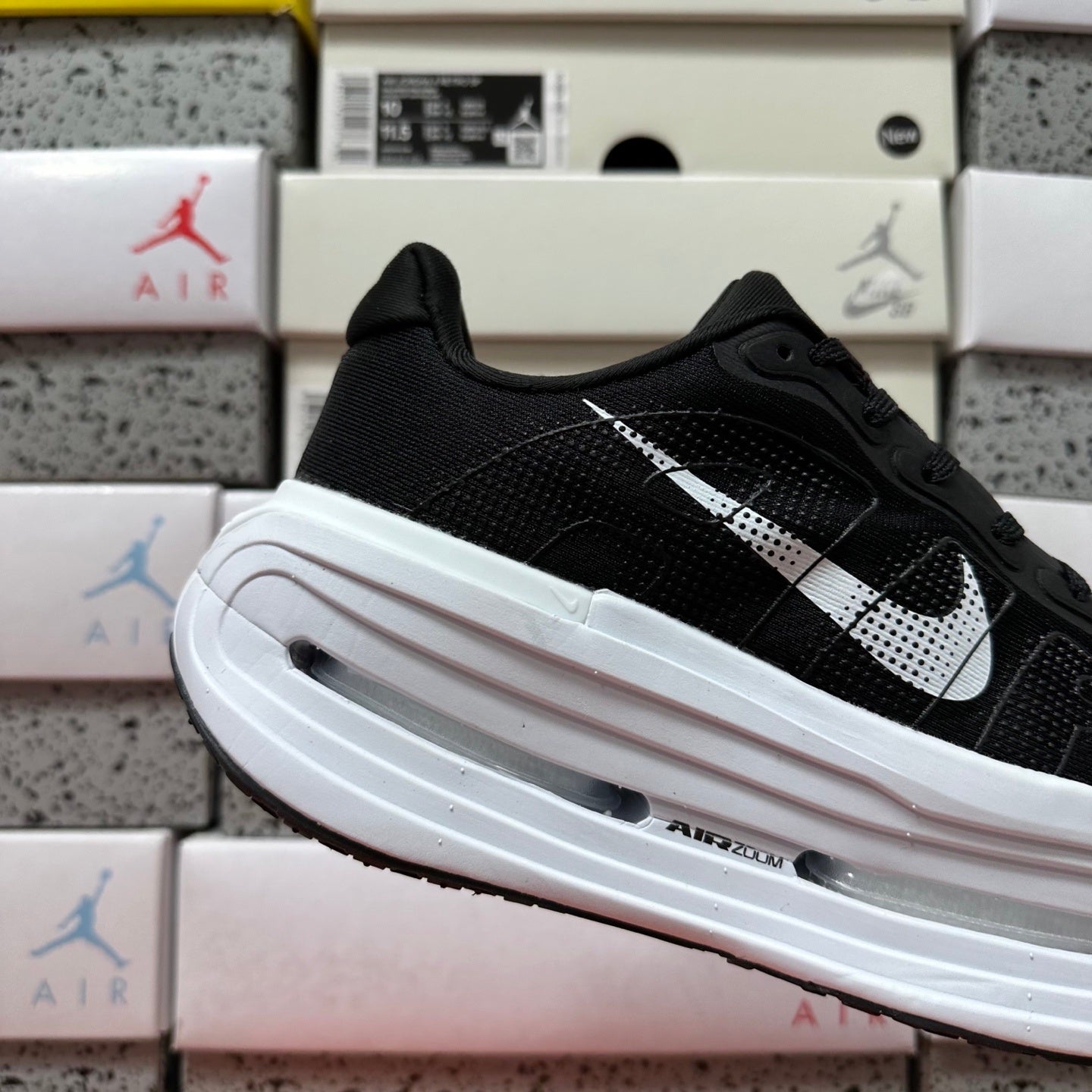 Vomero Premium Black/White