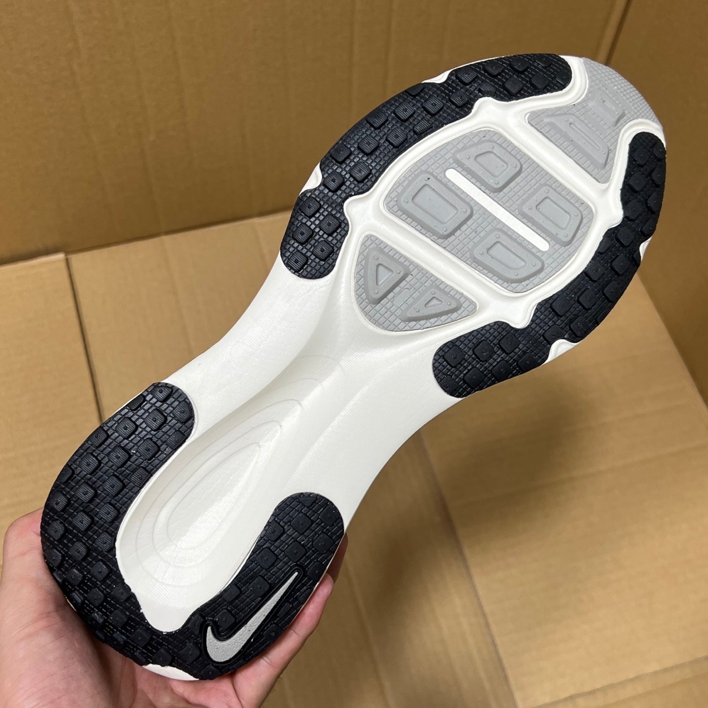 Vomero 18 Black/White