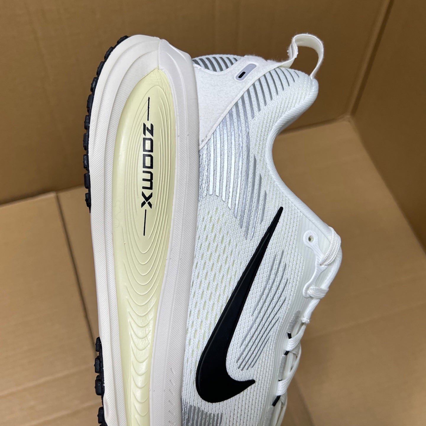 Vomero 18 White/Black