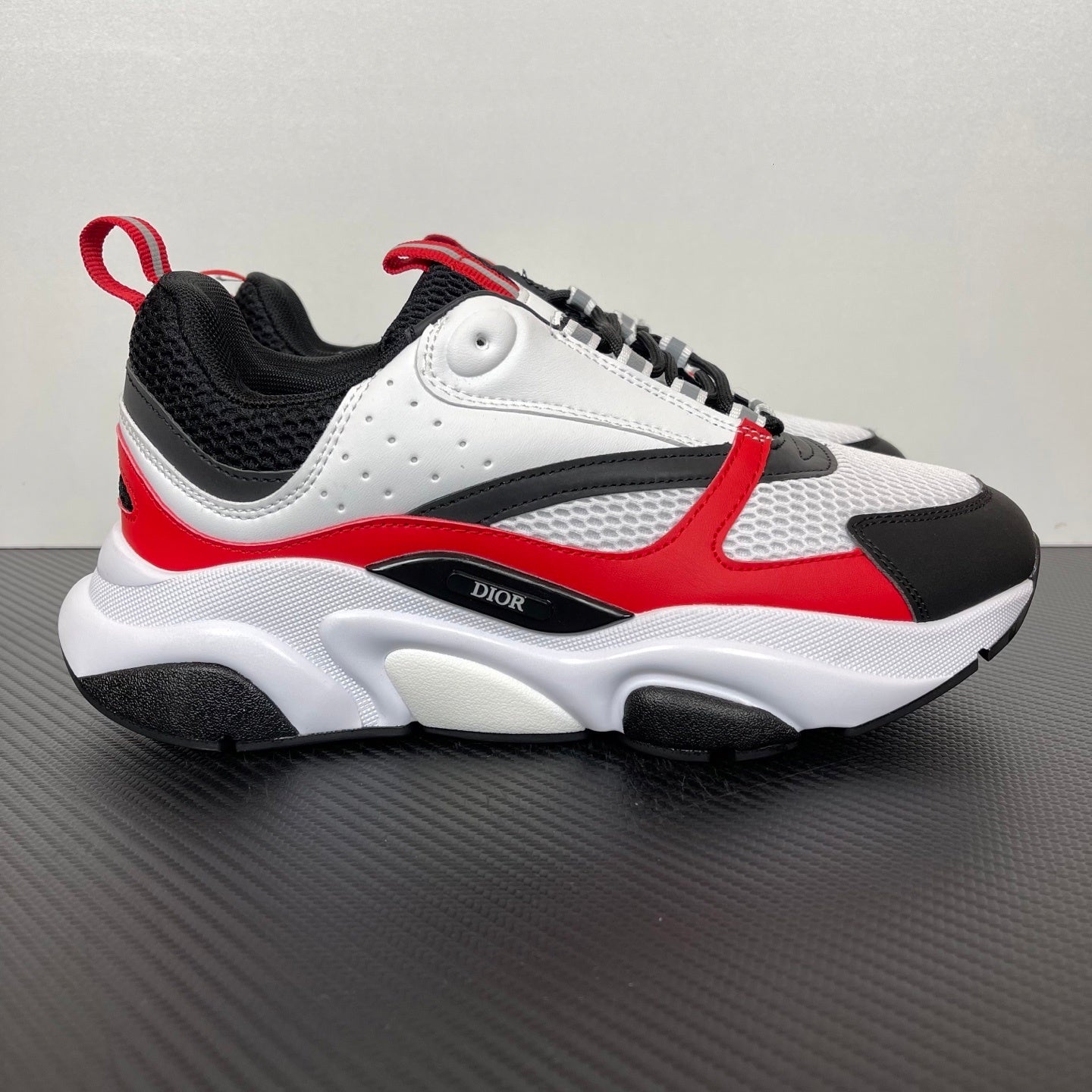 B22 White Red