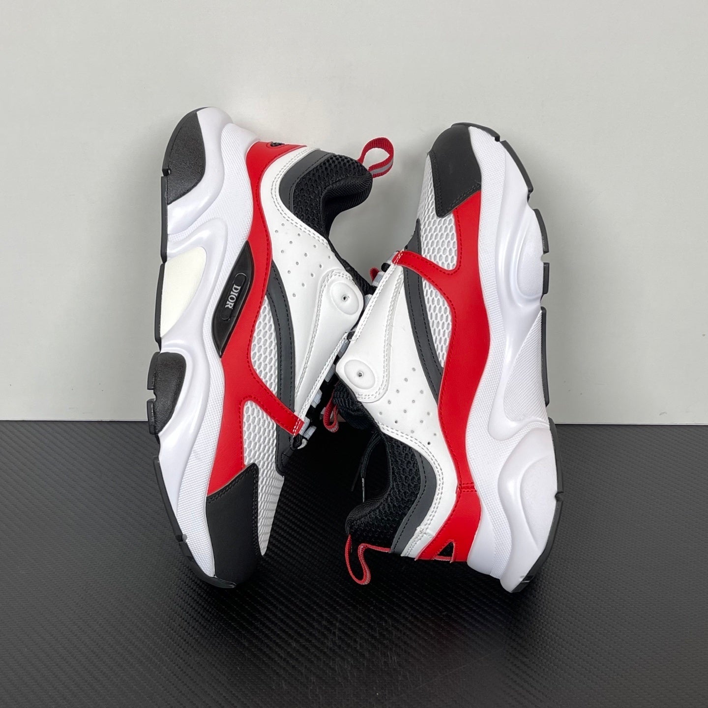 B22 White Red