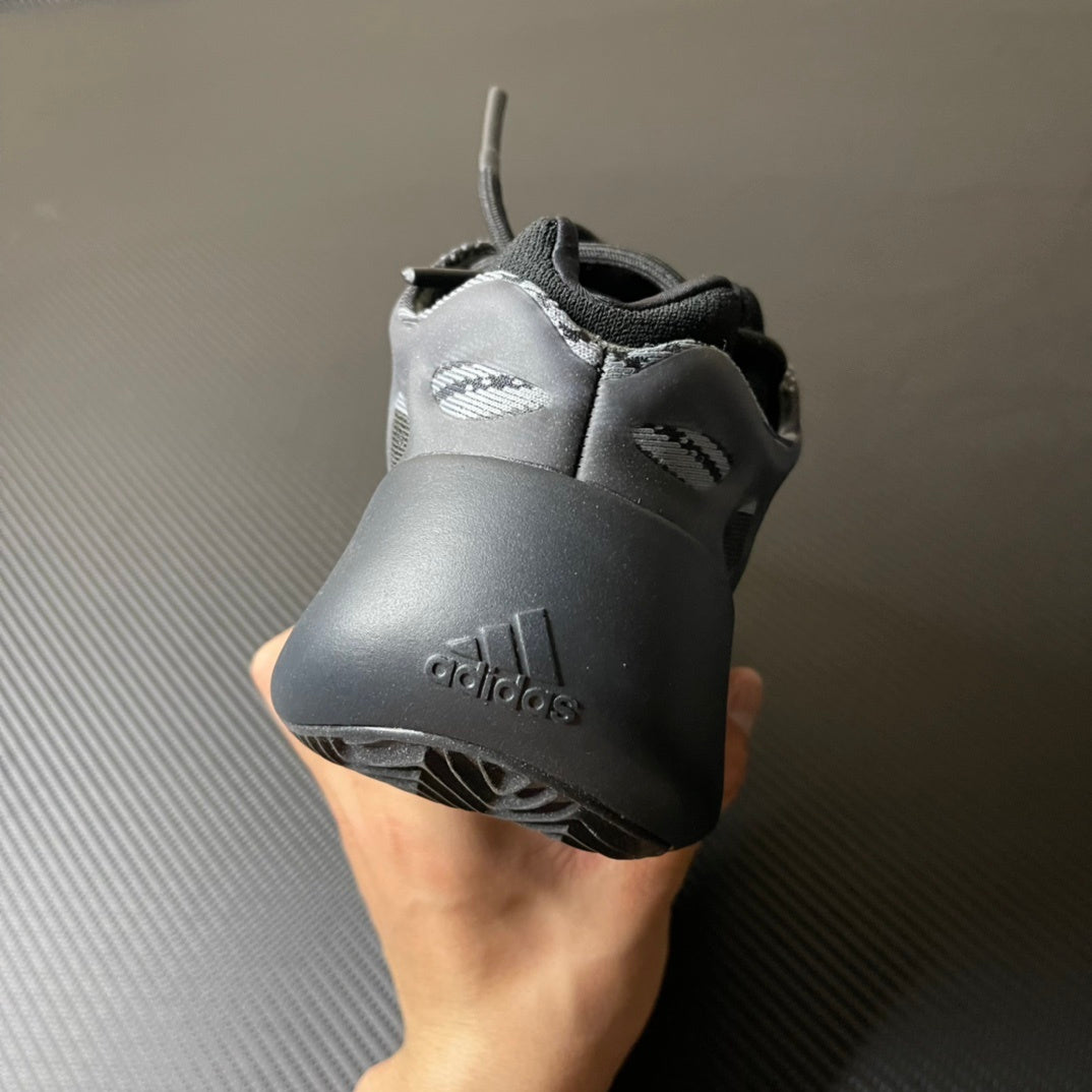 700 V3 Black