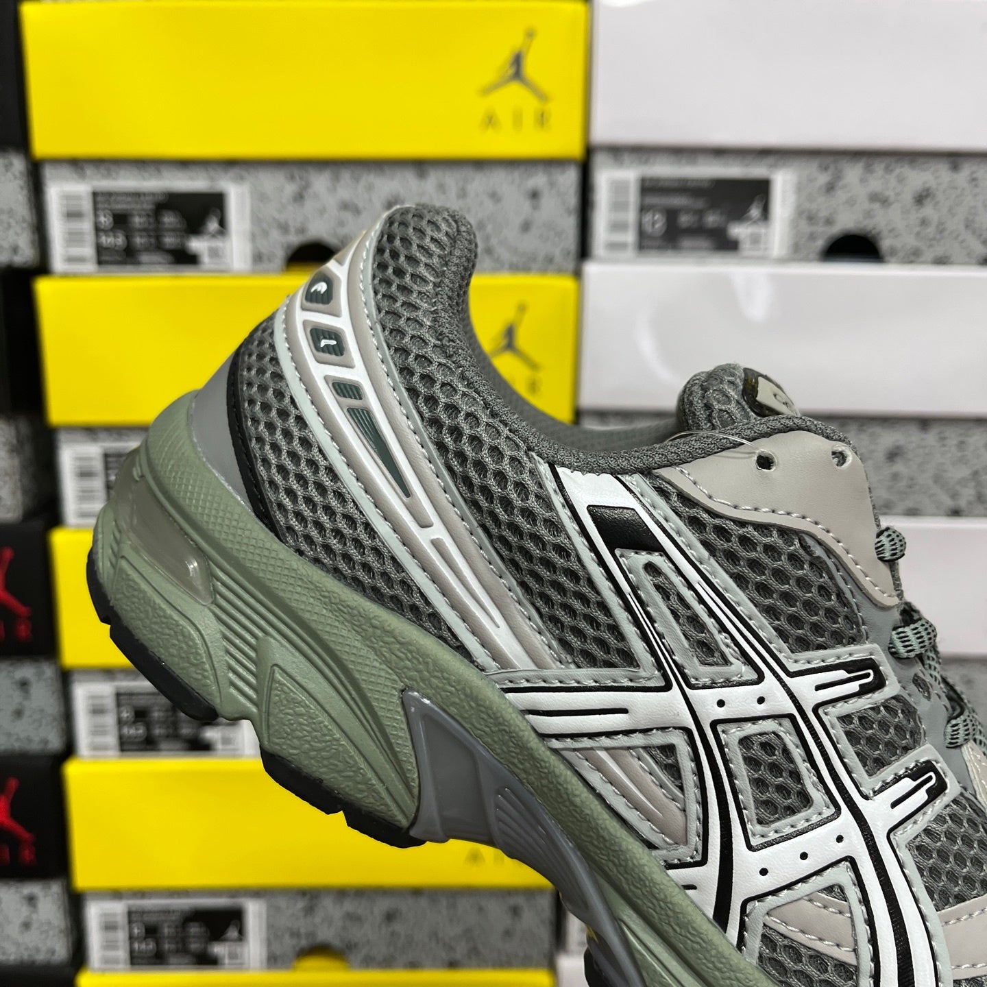 Gel-1130  Wild Dove/White