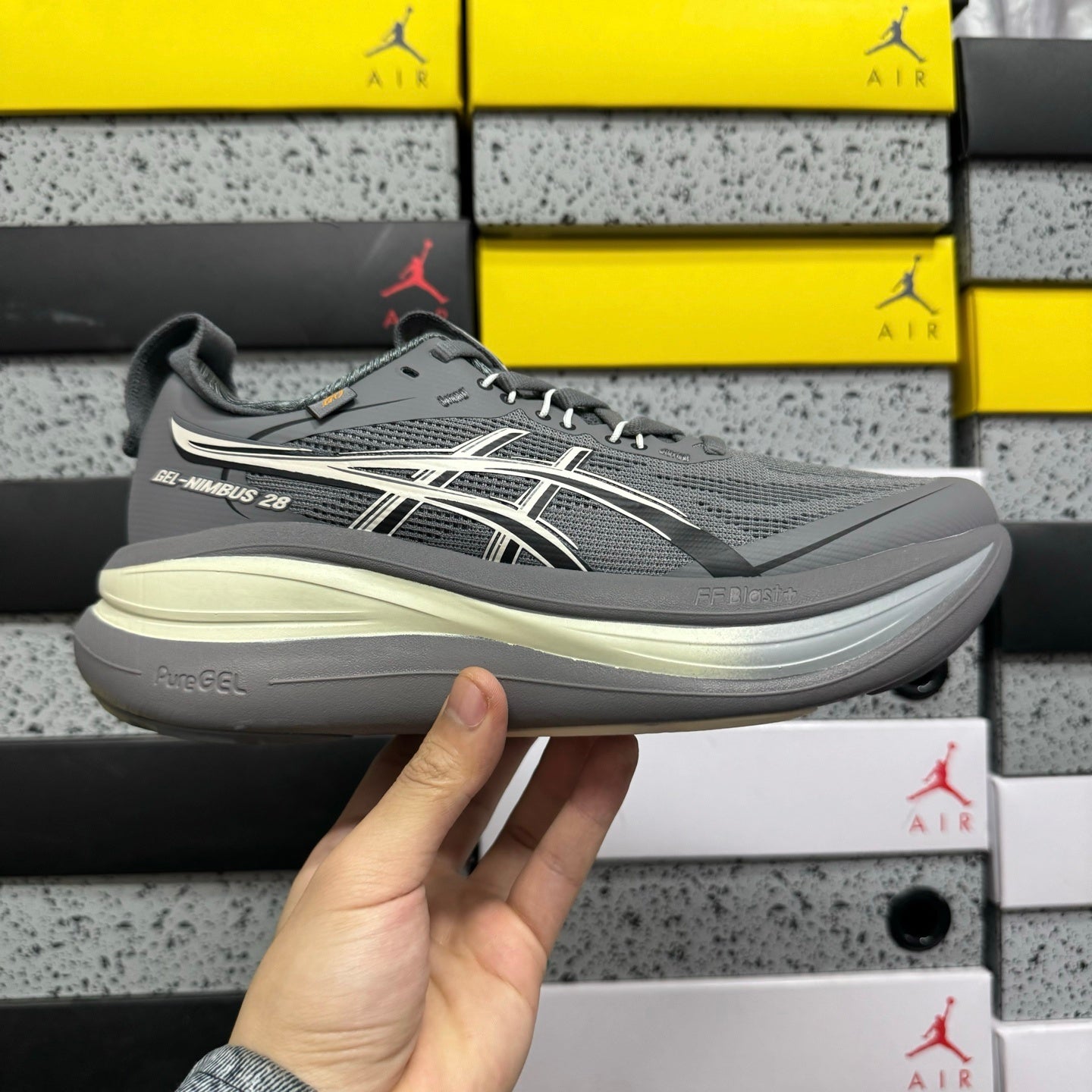 GEL-NIMBUS 28 Dark Grey