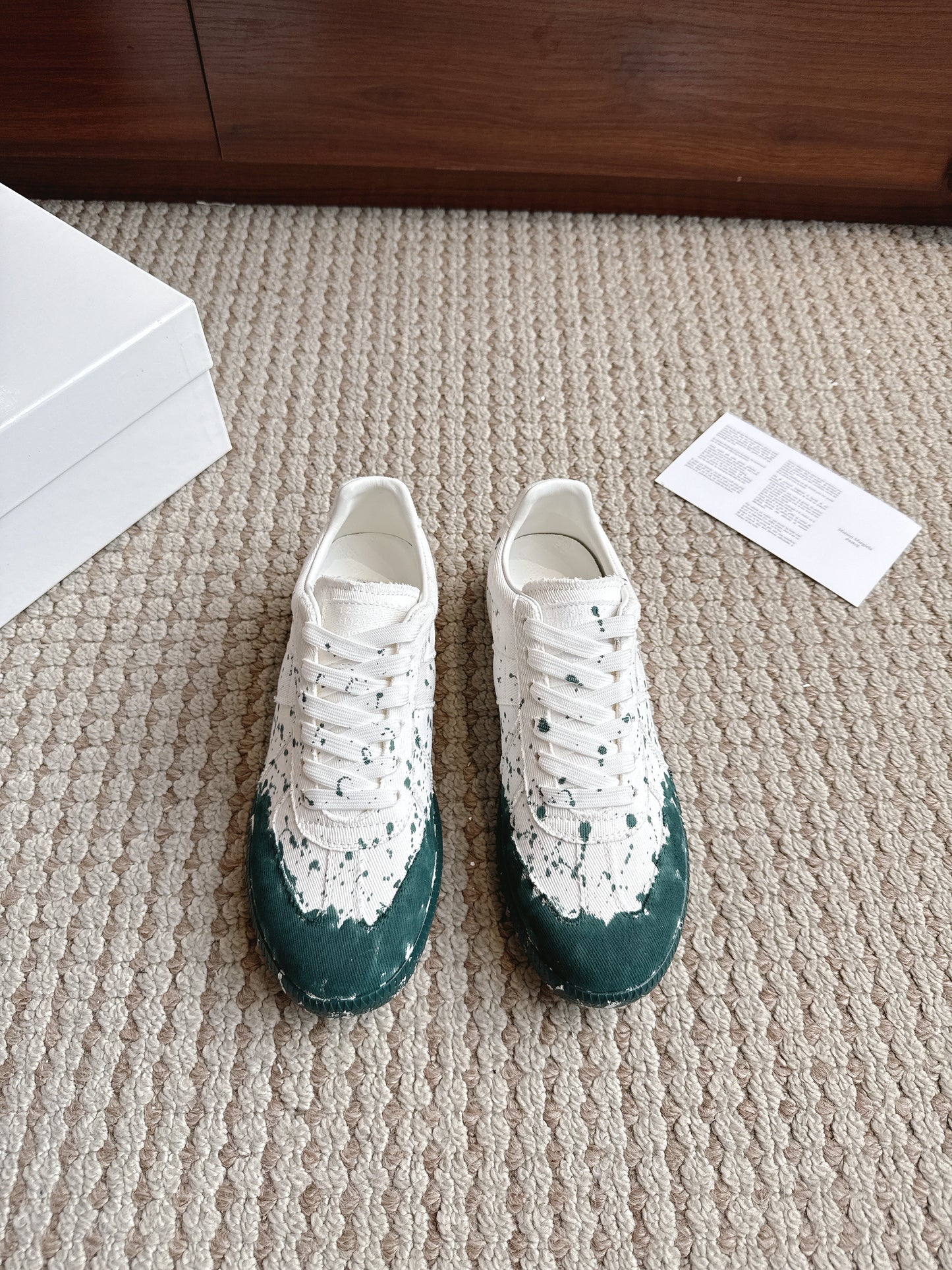 Maison White Green Nose