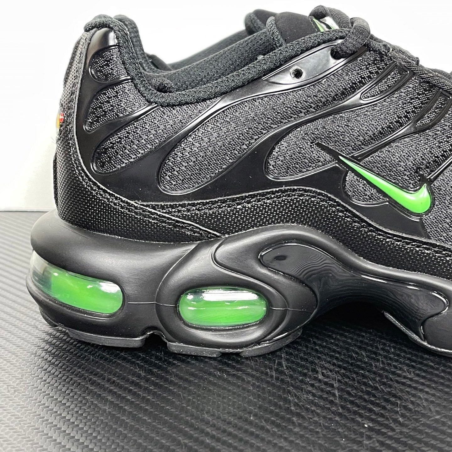 TN Black Green Strike