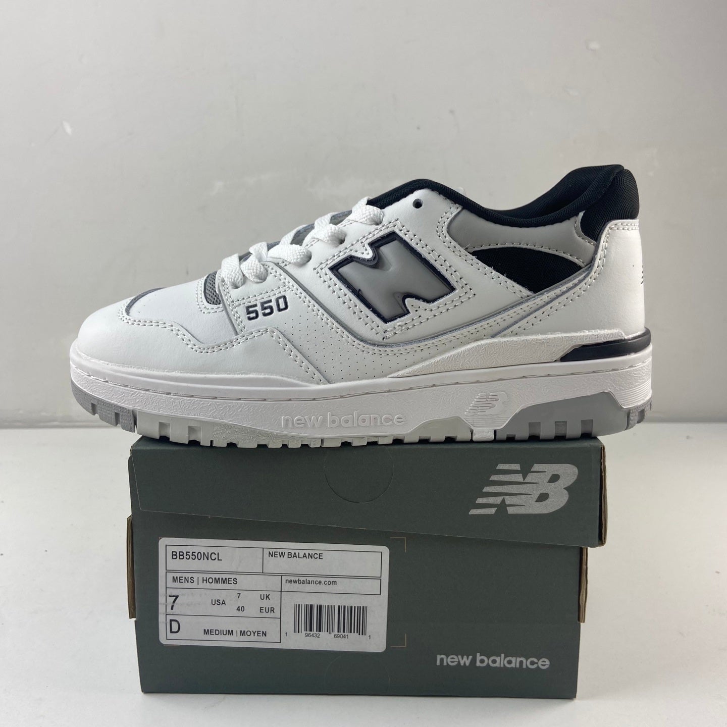 550 White Concrete Black