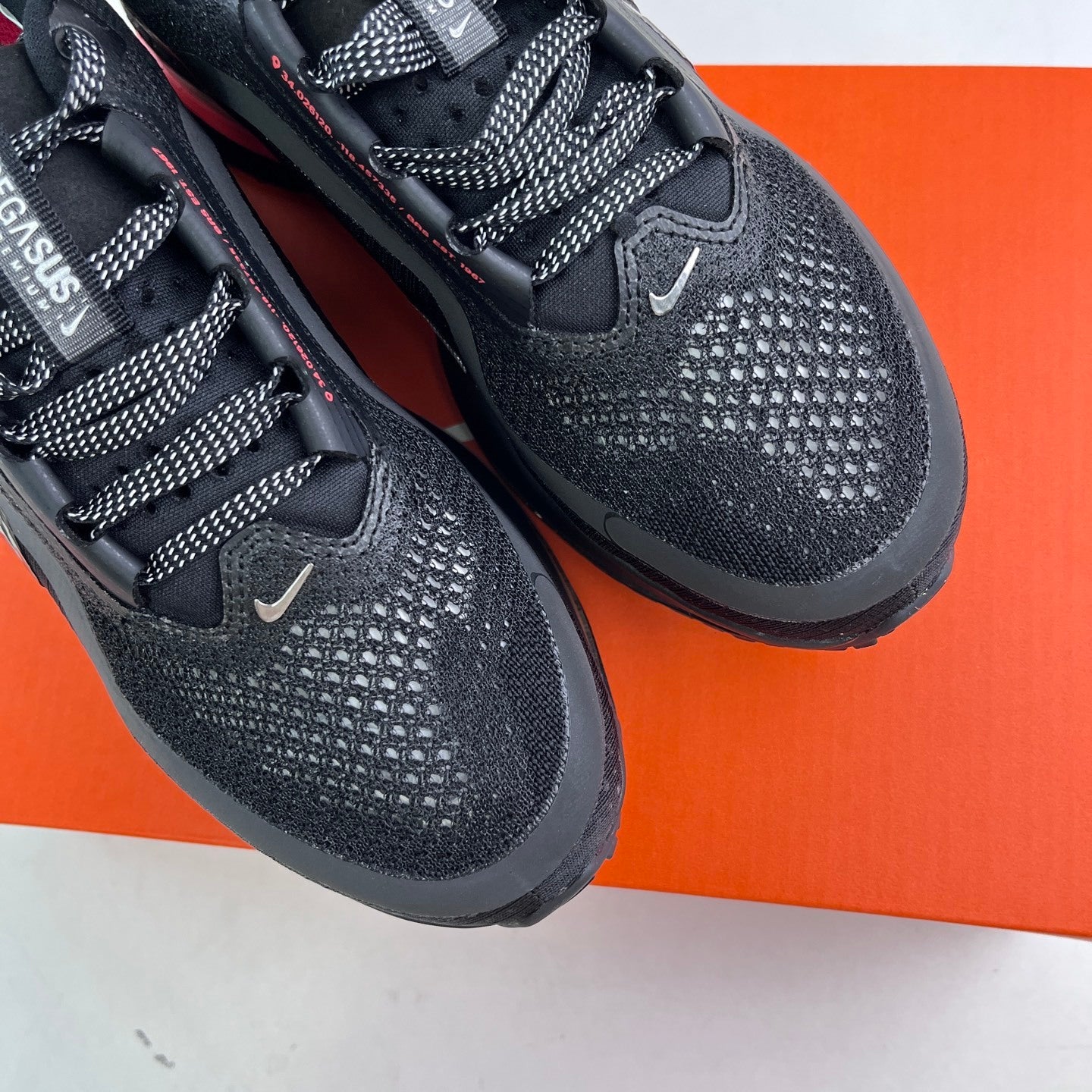 Pegasus Premium Black/Red