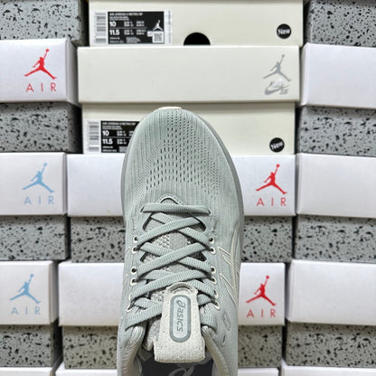 GEL-NIMBUS 28 Grey