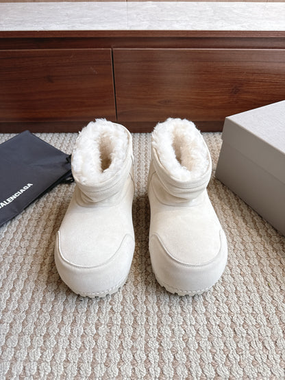 BLG Alaska Suede Boots White
