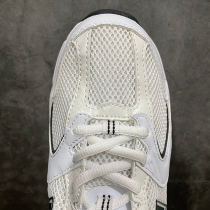 530 White and Black