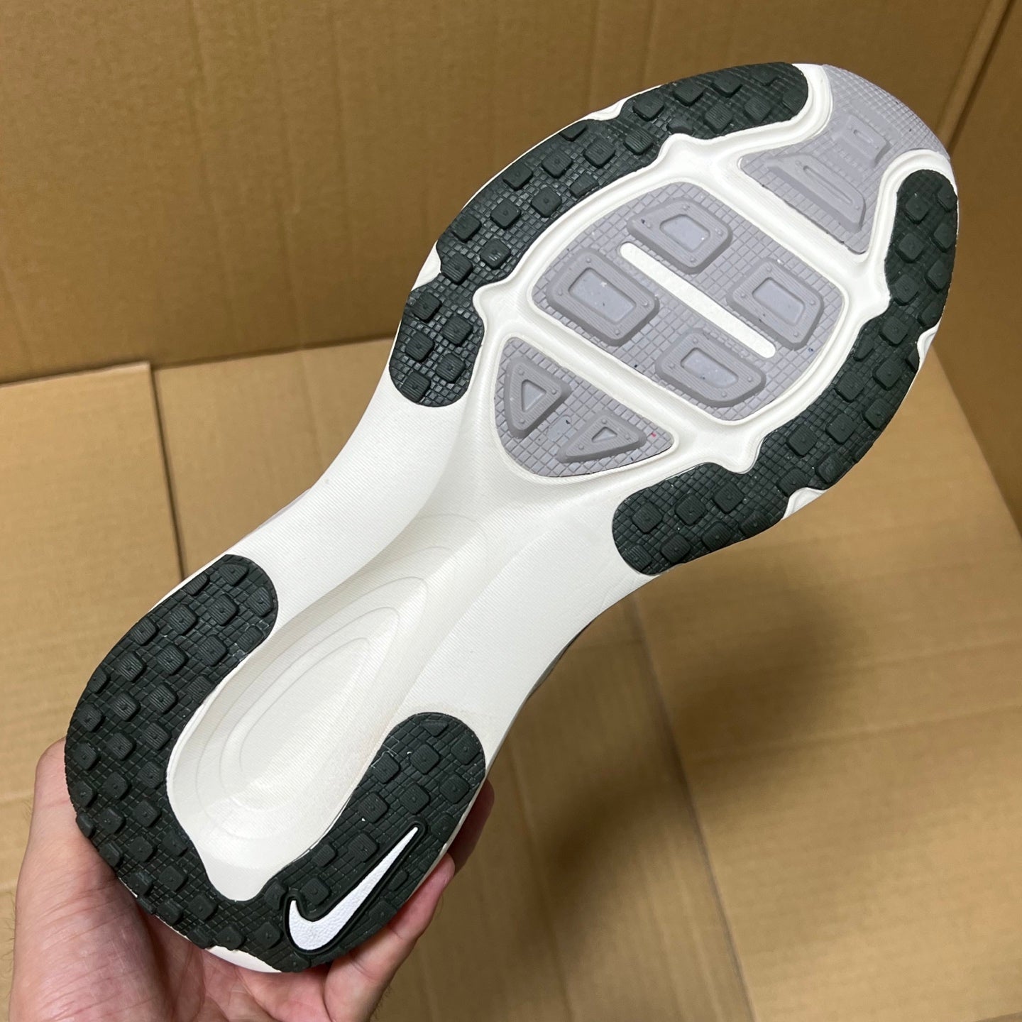 Vomero 18 Black/White