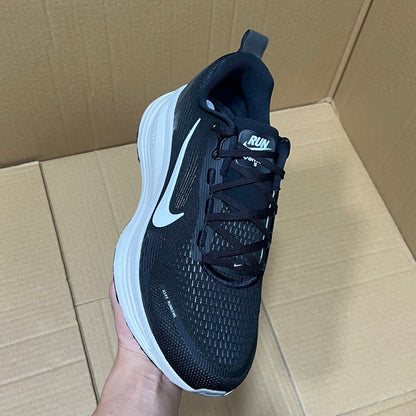 Vomero 18 Black/White