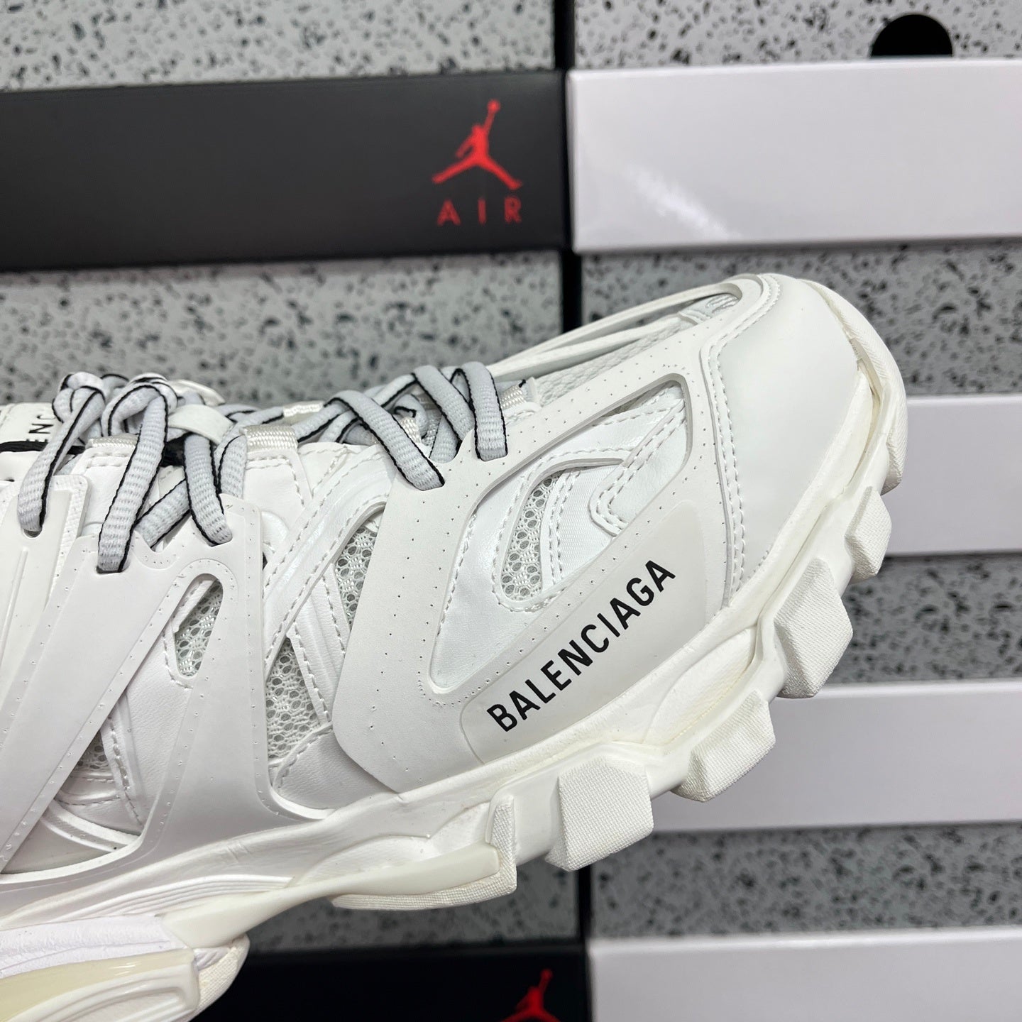 BLG Track White Black