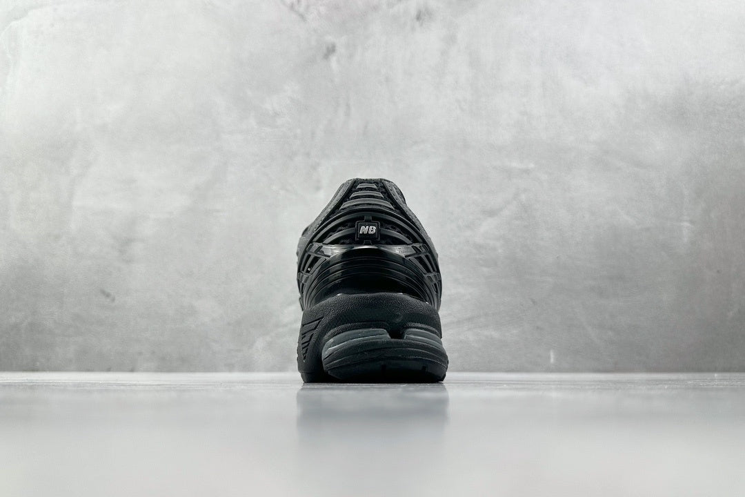 1906 Triple Black