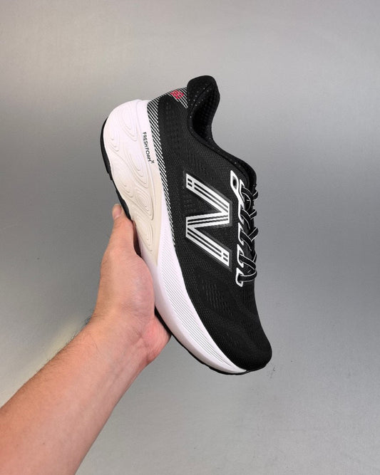 880 Fresh Foam X Vongo Black and White