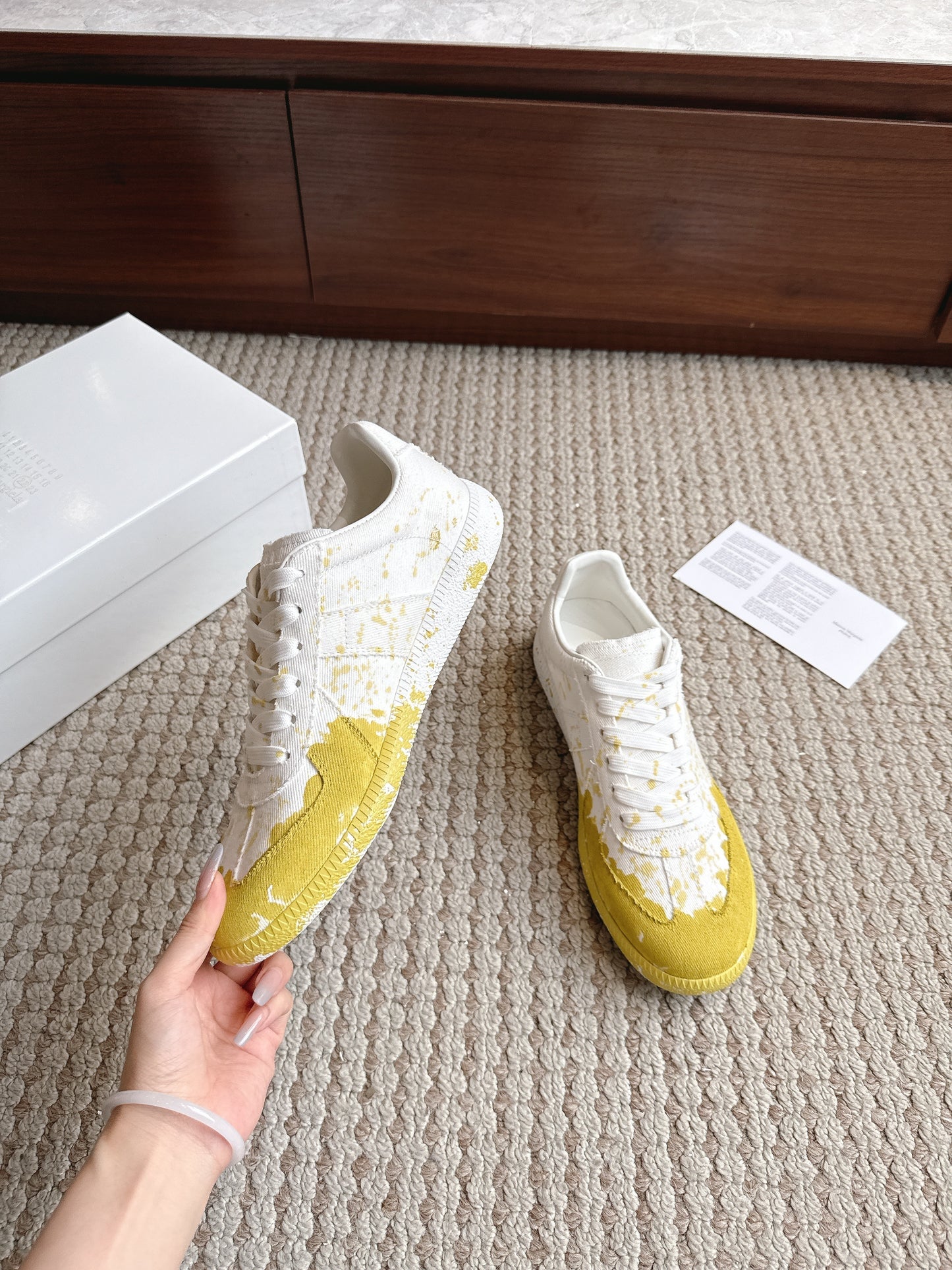 Maison Paint White Yellow Nose