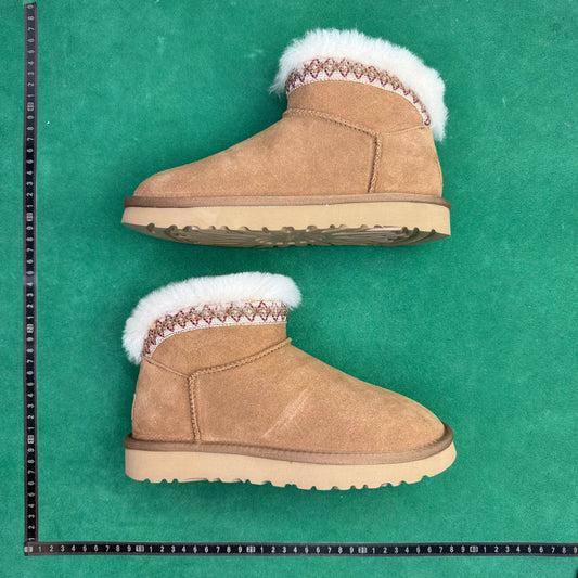 TT UGG Classic Novelty