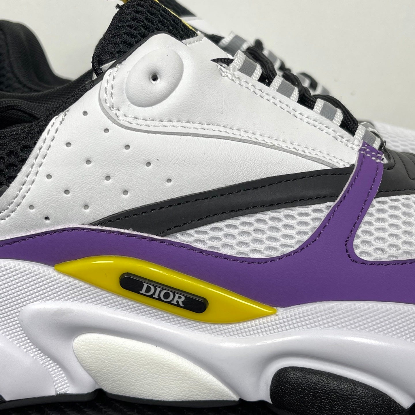 B22 Violet White