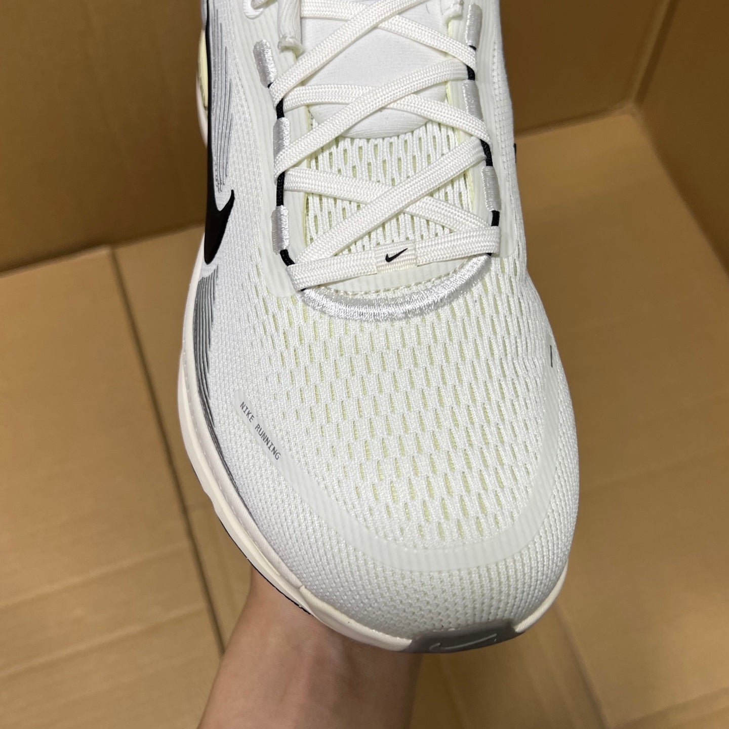 Vomero 18 White/Black