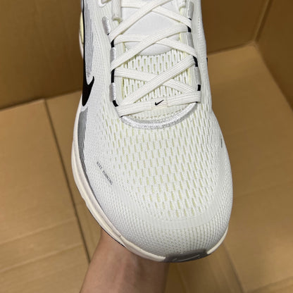 Vomero 18 White/Black