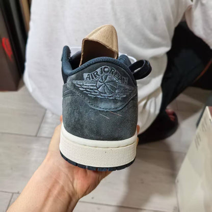 AJ1 Travis