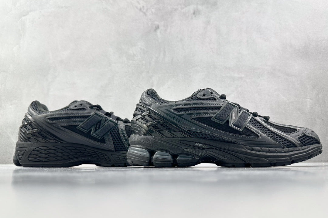 1906 Triple Black