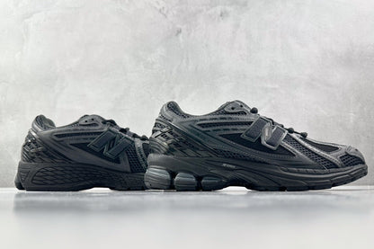 1906 Triple Black