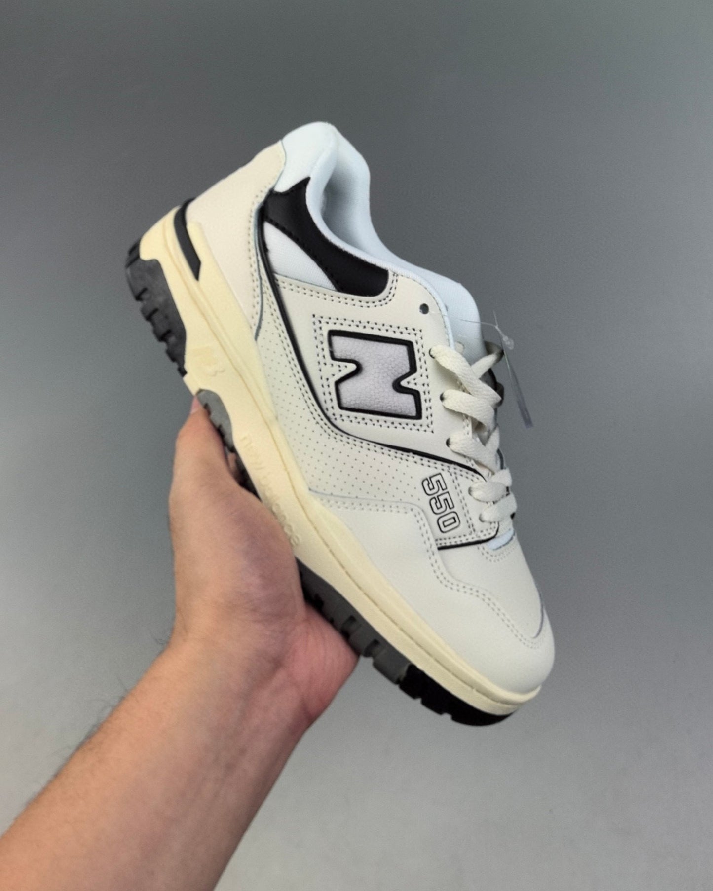 550 White Black