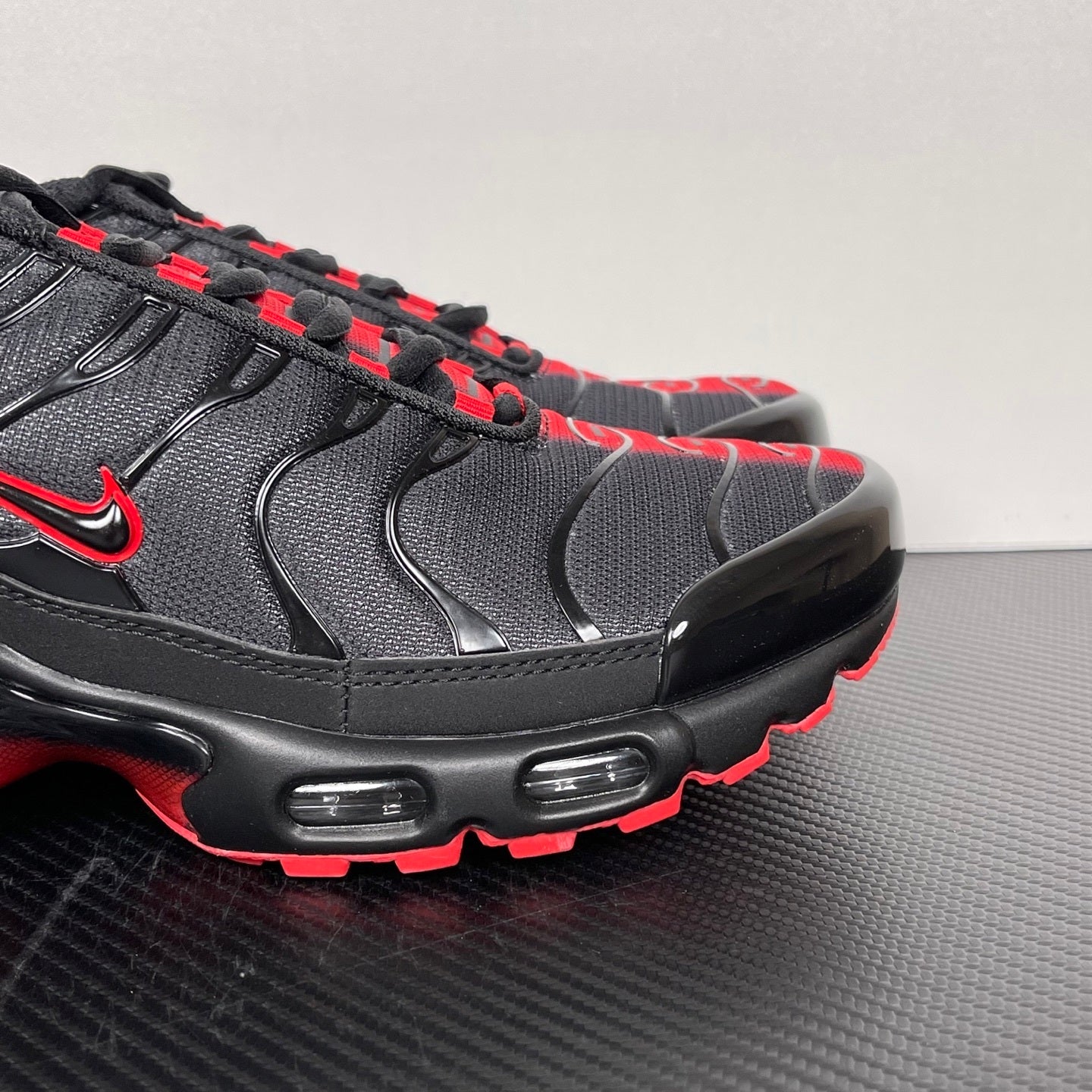 TN Black Red