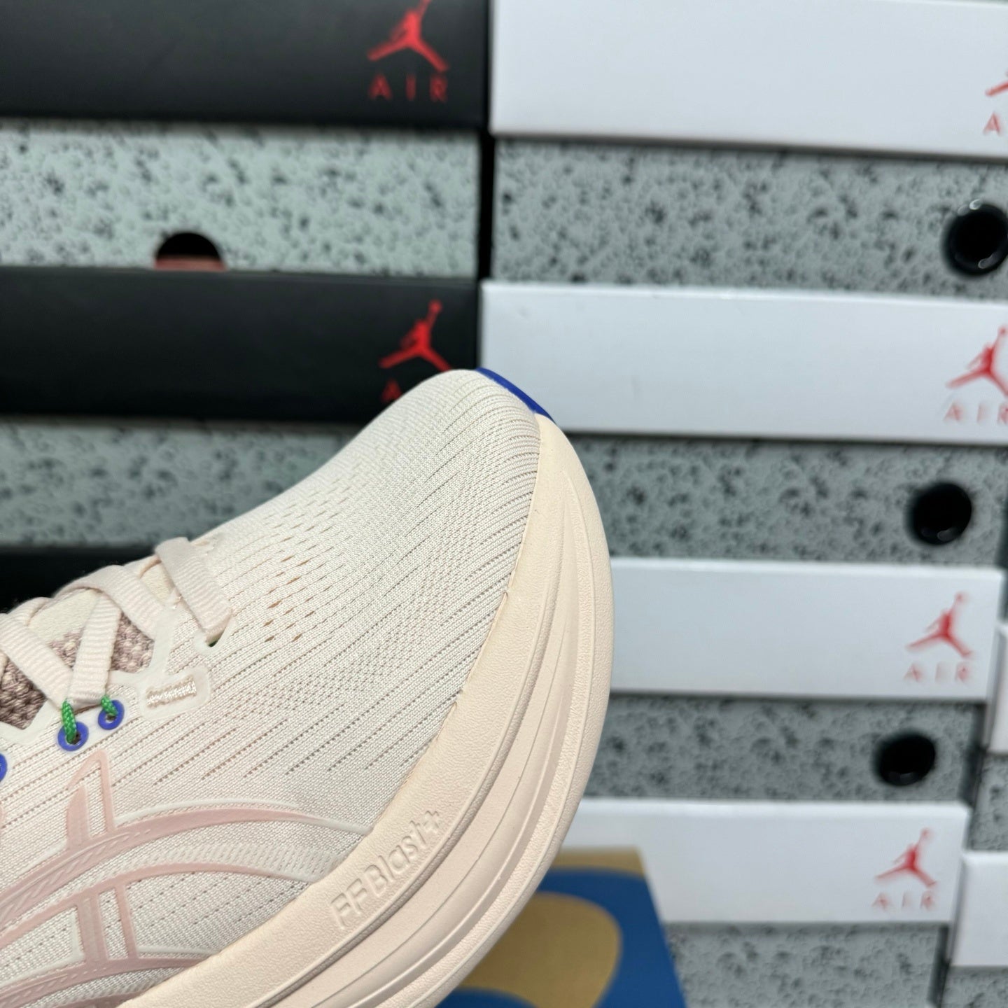 GEL-NIMBUS 28 Beige Pink