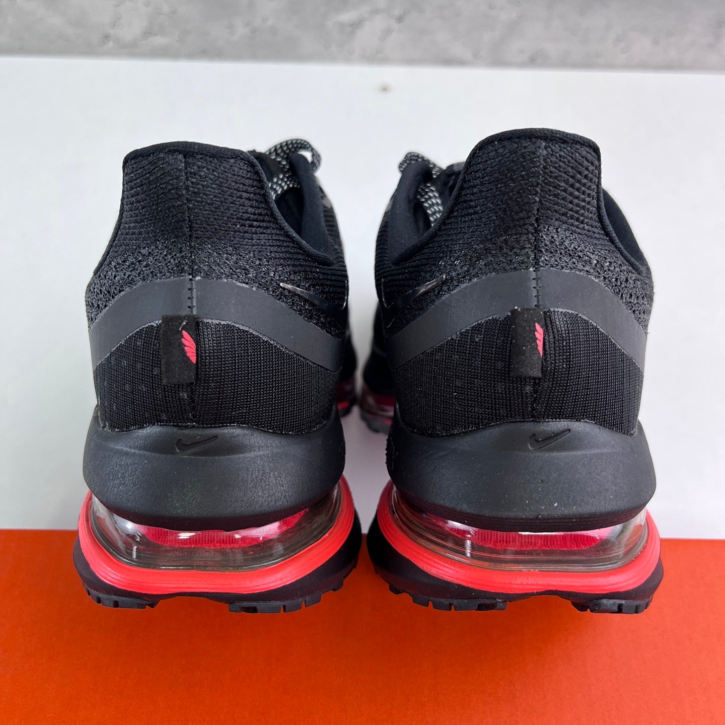 Pegasus Premium Black/Red