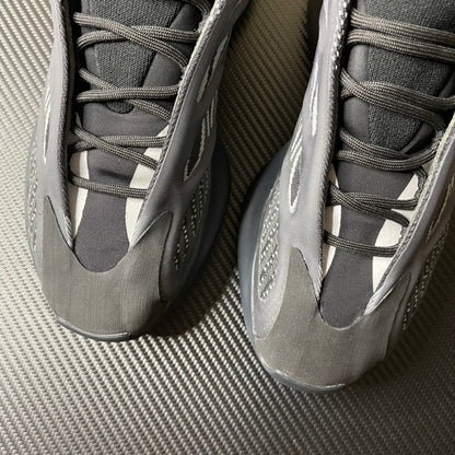 700 V3 Black